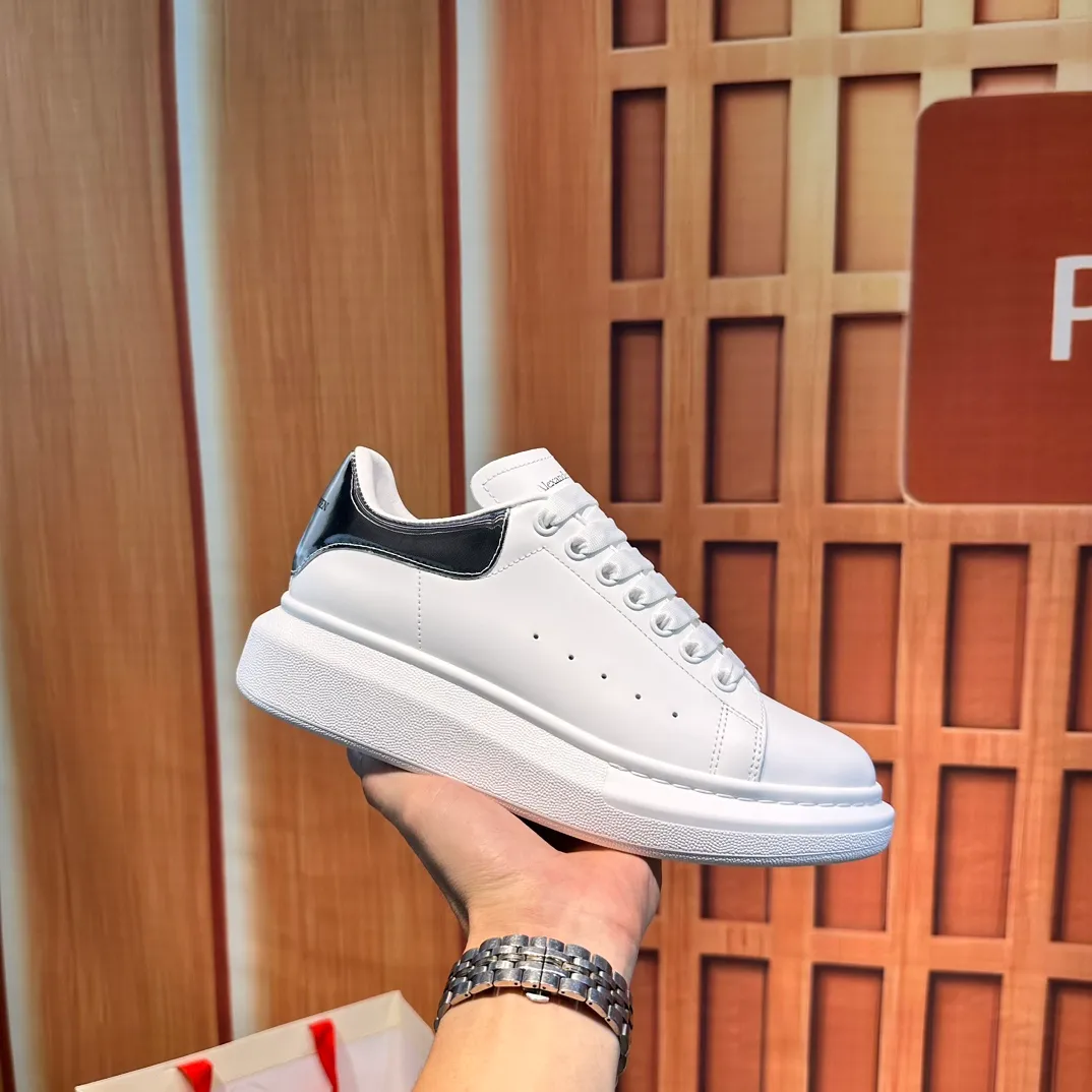 👟👟Ex-factory price 540👟👟 Professional McQueen factory. Top version. Couple style👫 Alexander McQUEEN high version has been upgraded to the highest quality again✅ 💪McQueen Spring, Summer, Autumn and Winter Top version Purchasing level✅ Recruiting national online and offline agents to join🤝 🏆Fabric: Top-grade silk leather imported from Italy, high texture, water-resistant and non-discoloring 🏆Inner: ️Grade A water-dyed sheepskin imported from Italy is dirt-resistant, sweat-absorbent, breathable and comfortable... The heel is embossed with high temperature convex and concave. 🏆 Foot pads: top-grade Italian super-soft cowhide leather 🏆 Outsole: PU original green transparent counter 1:1 🏆 Shoe box: original beige box. Plus white flip cover and double layer protection. Cloth bag, handbag. Certificate of 1:1 mold opening 4-piece set. Delivered with a pair of shoelaces. 🖕🏿🖕🏿🖕🏿You can choose any pair of shoelaces in any color of our factory. 🏆Code number: female 34-41. male 38-46. 🏆Special remarks (female size 34.40.41, male size 38.45.46 are customized and cannot be returned or exchanged) Please note when placing an order in Niuli! Win-win cooperation🤝